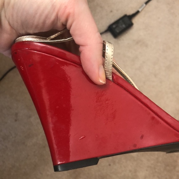 Lauren Ralph Lauren Berdy Red & Gold Open Toe Patent Leather Wedge Sandal Sz 9 - Picture 8 of 9